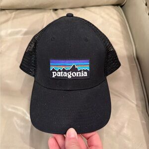 Patagonia P-6 Logo LoPro Trucker Hat in black